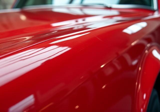 광택 작업 후 거울처럼 깨끗해진 차량 도장면